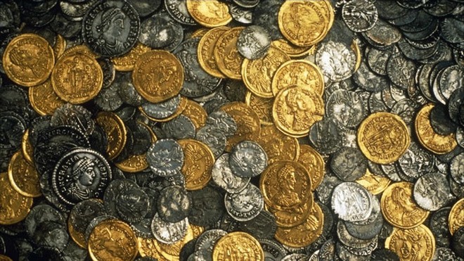 Монеты достоинством $5, $10 и $20 находились в жестяных банках.  Фото: blogpi.org