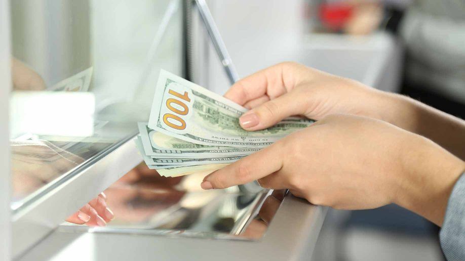 В валютной кассе Комрата выдали клиенту 5 тысяч евро вместо 5 тысяч российских рублей. 