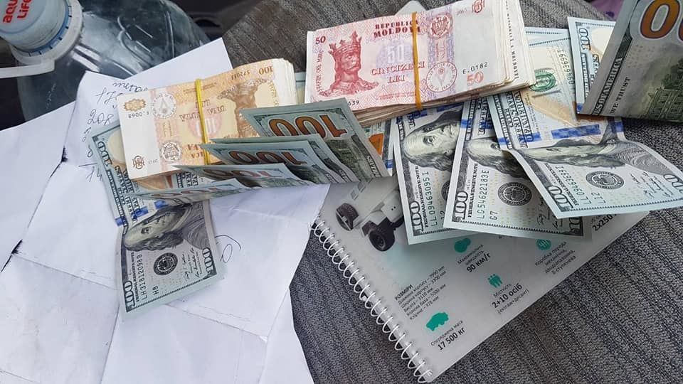 В ходе обысков были обнаружены и изъяты денежные средства в размере более 10 000 евро, 700 000 леев, 115 000 гривен, 44 000 долларов США. Фото: facebook.com/Procuratura pentru Combaterea Criminalităţii Organizate şi Cauze Speciale.