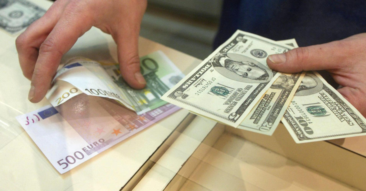 Российские банки резко повысили курс доллара и евро.