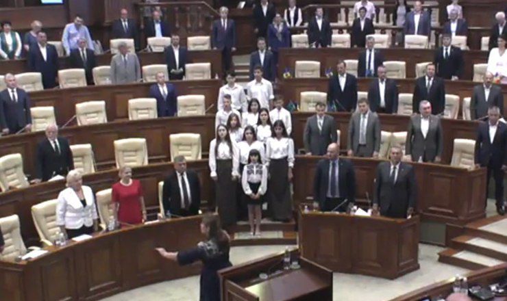 Гимн спел хор столичного Республиканского музыкального лицея-интерната им. Чиприана Порумбескy.
