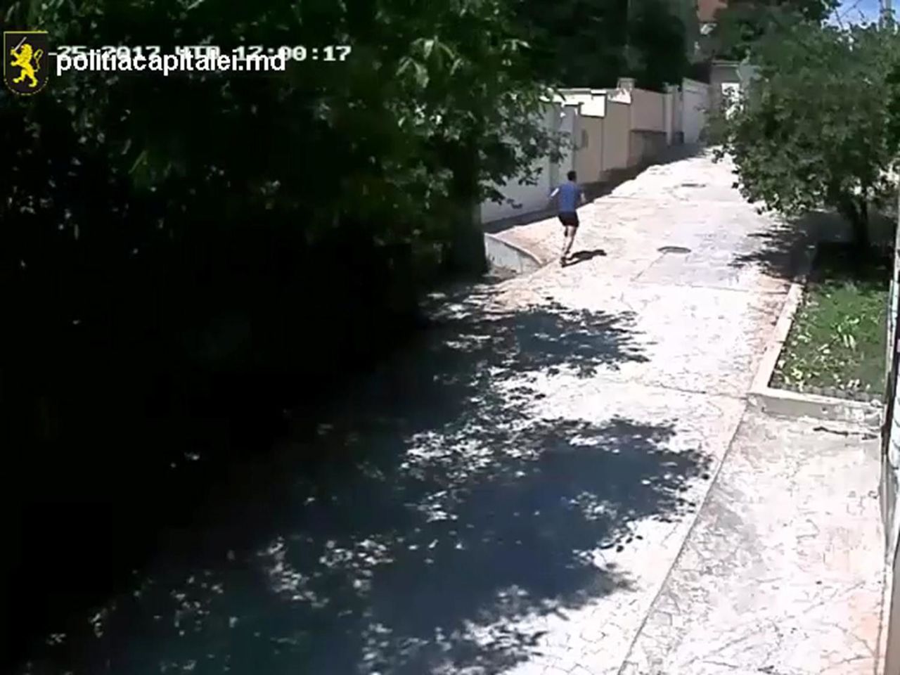 Incidentul  a avut loc pe strada Vasile Alecsandri, când făptaşul i-ar fi zmuls lanţul din aur şi a fugit într-o direcţie necunoscută.