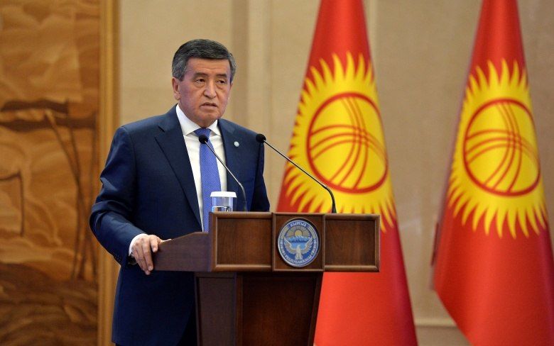 Экс-президента Киргизии проводили в отставку аплодисментами.