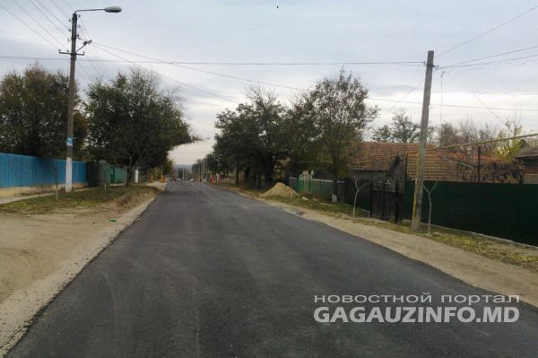 Часть денег выделили из дорожного фонда районной администрации - 453 тысячи леев.