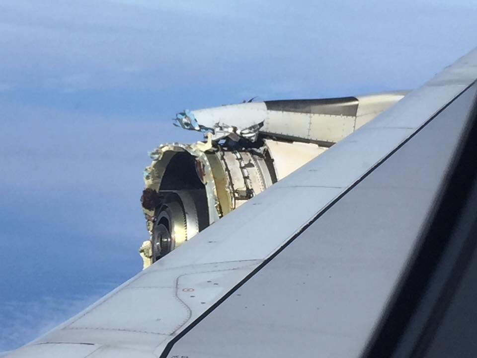 У пассажирского A380 в полете разрушилась обшивка двигателя. Фото: Twitter