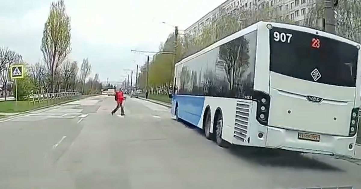 В столице водитель автобуса не пропустил пешехода на "зебре".