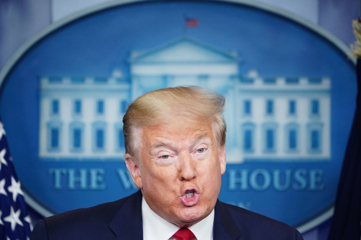 Twitter объяснил, почему отметил публикации Трампа "значком неправды".