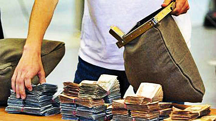 Un sac plin cu bani a fost găsit sub podul de pe strada Mihai Viteazul din sectorul Buiucani al Capitalei.