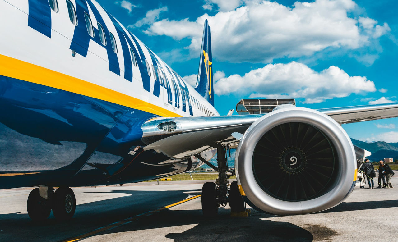 Ryanair va amenda pasagerii care întârzie.