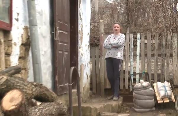 Мужчина выгоняет сестру, утверждая, что дом принадлежит ему.