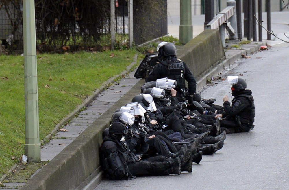 Началась операция по нейтрализации подозреваемых. Фото: AFP
