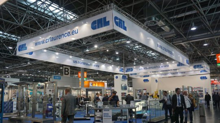 Un miliardar a acordat bonusuri de un milion de dolari unor angajaţi. 