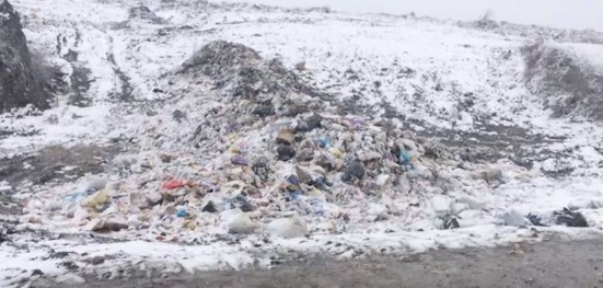 В Чимишлии образовалась стихийная свалка на окраине города.