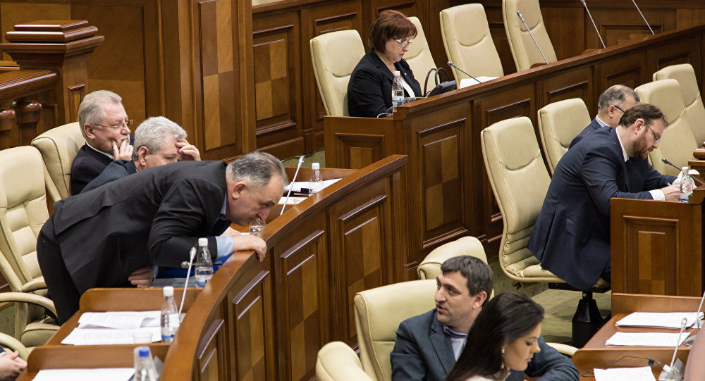 Даже если на улице август и большинство политиков в отпуске, многие из них работали на этих выходных. Фото: sputnik.md