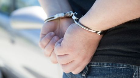 Полицейский и его посредник задержаны на 72 часа.