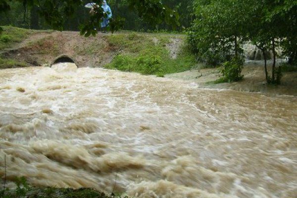 Из-за сильных дождей, уровень воды в малых реках может подняться на более чем один метр. Фото: youtube.com