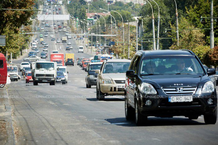 Inspectorii de patrulare nu au dreptul să retragă permisele de conducere ale șoferilor privați de acest drept. Foto: unimedia.info