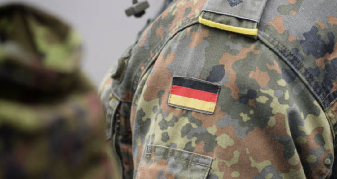 Правительство Германии по ошибке переплатило €5 млн военным и чиновникам.
