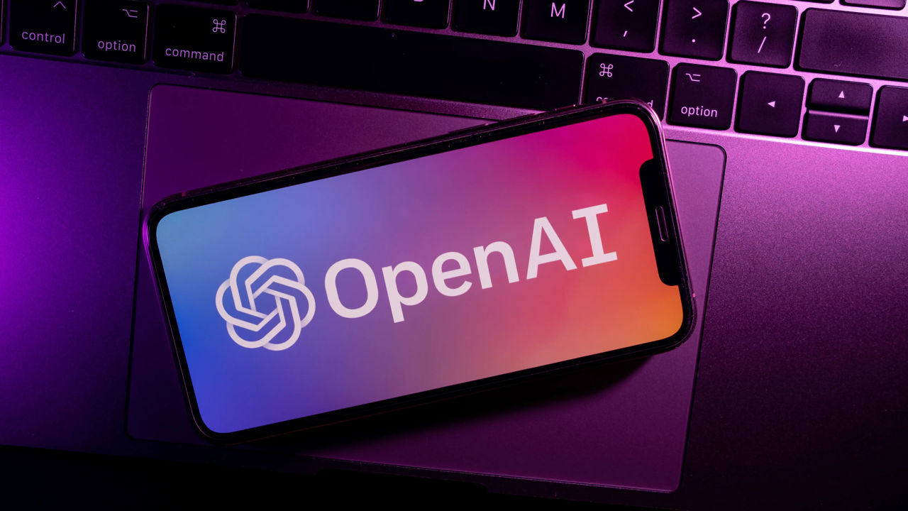 Lansarea gadgetului cu inteligență artificială al OpenAI, amânată cu cel puțin doi ani.