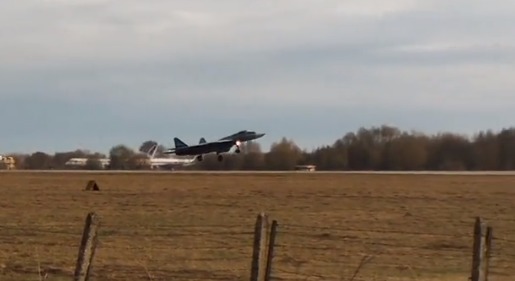 Посадка Су-57 попала на видео.