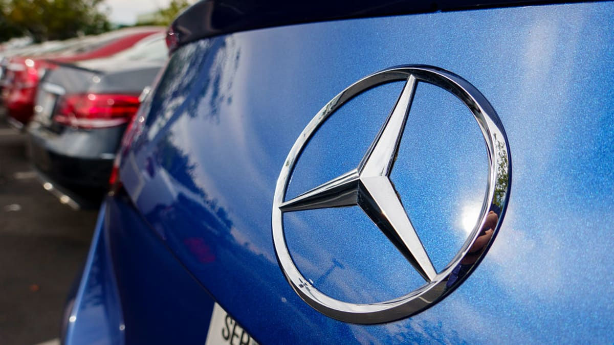 США запрещают китайские автомобили: под удар попал и Mercedes.