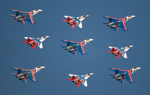 Конкурс предполагает показательные выступления летчиков.