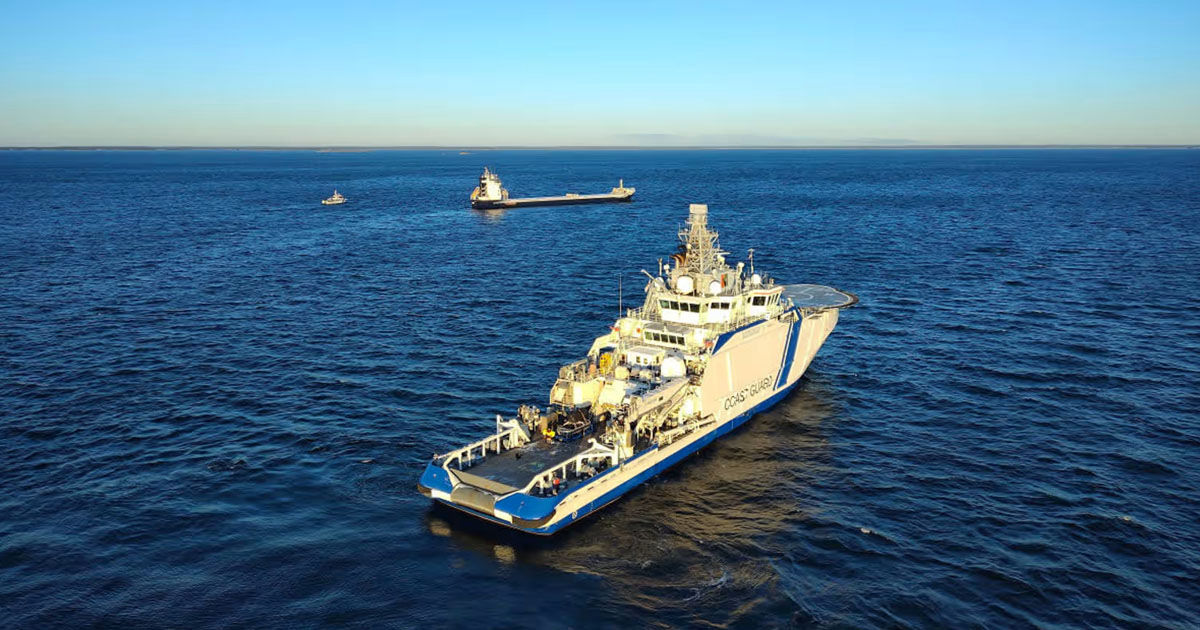 Doi membri ai echipajului unei nave suspectate că ar fi deteriorat un cablu submarin, arestați în Finlanda.