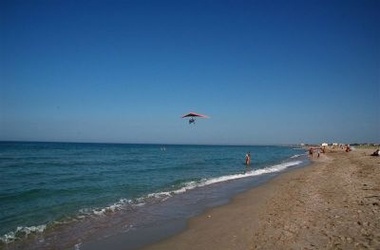 Пляжникам осталось недолго терпеть капризы природы. Фото: allcrimea.net