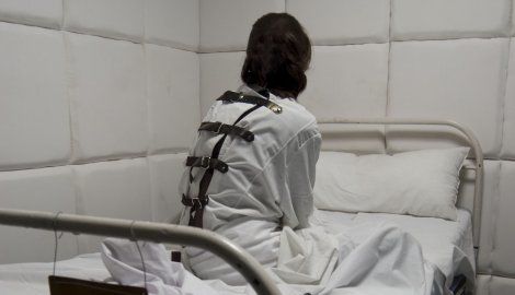 Pacienți mutilați în ospiciile din țară: Loviți, legați și înjurați. Foto simbol: vestinet.rs