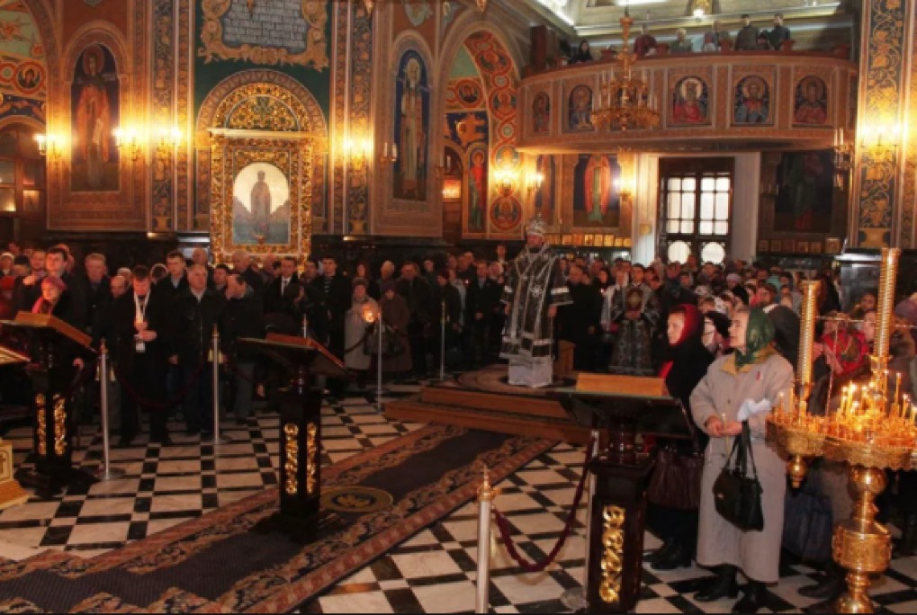 Cetățenii cred mai mult în biserică, mai puțin în politicieni