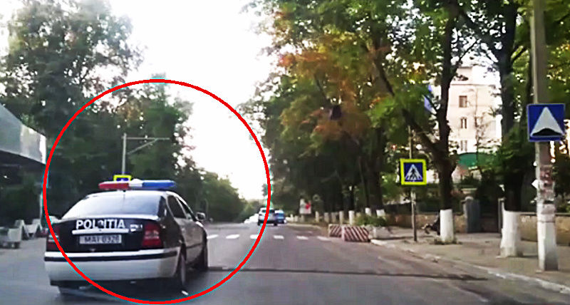 Girofarul în momentul conducerii este oprit.