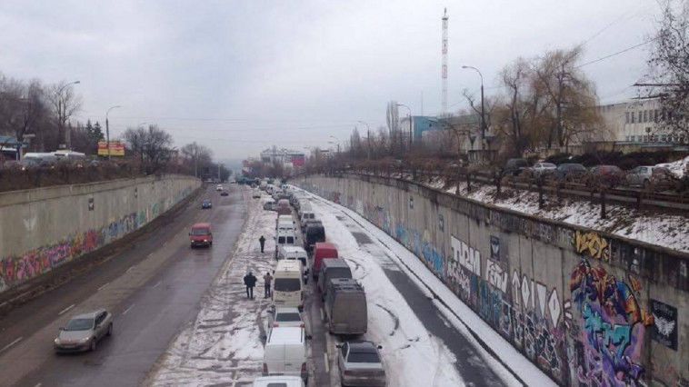 Sub podul din sectorul Telecentru din Capitală, zeci de șoferi protestează de azi dimineață. Foto: deschide.md