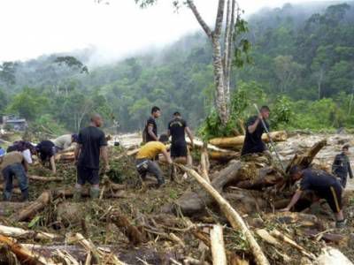 25 de oameni răniţi şi 140 de case distruse, în urma alunecărilor de teren. Foto: reporterntv.ro