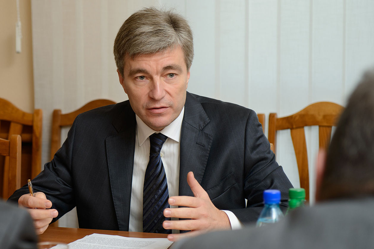 По словам Карпова, правящая коалиция боится проведения пленарных заседаний, поскольку является нефункциональной, и не способна принимать важные законы для государства.