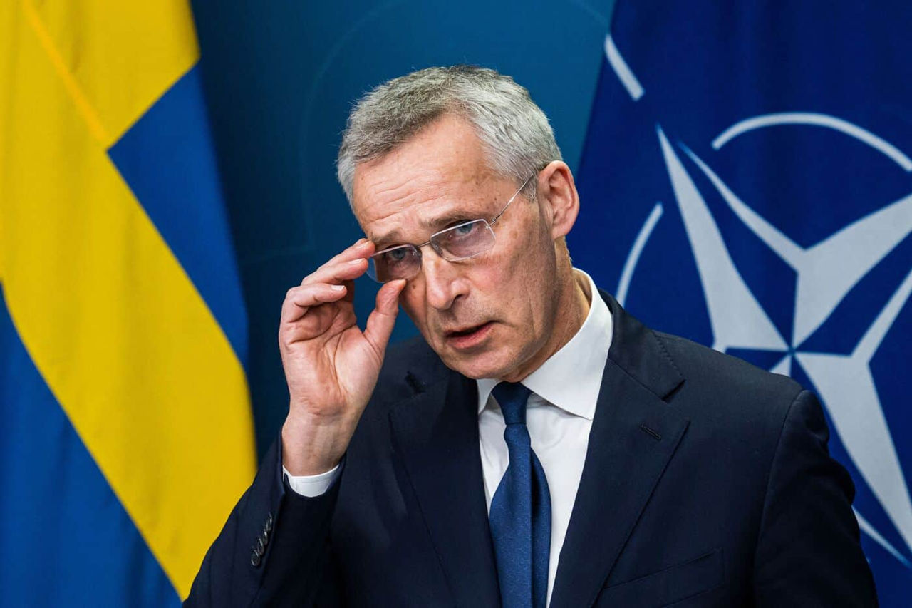 Столтенберг: У НАТО достаточно систем ПВО, чтобы передать часть Украине.