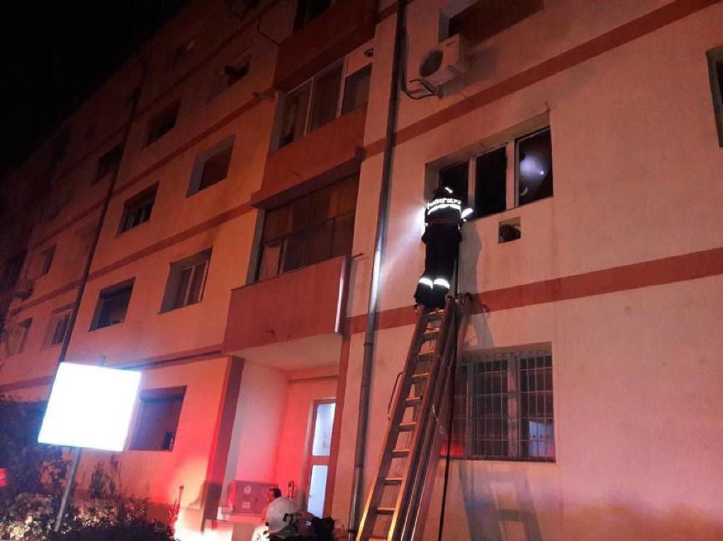 Un bărbat a fost scos din flăcări la Rîbnița, după ce a lăsat o candelă aprinsă pe masă. 