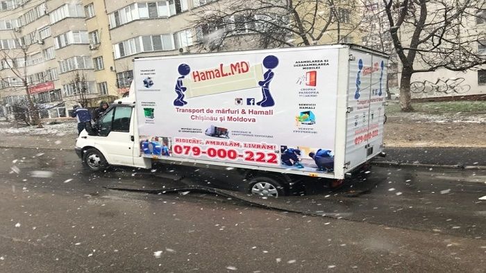 O camionetă a intrat cu roțile în șosea, după ce s-a surpat o bucată de asfalt. 