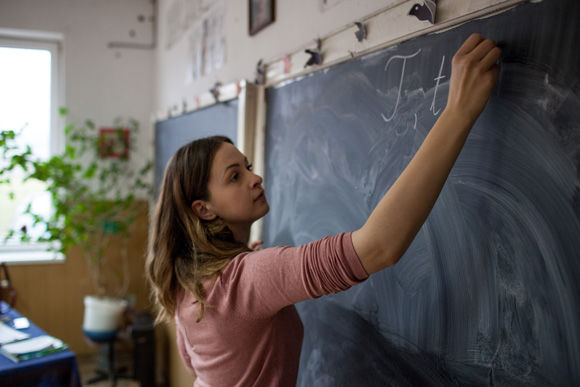 Noul an şcolar începe cu peste 150 de profesori lipsă în instituţiile de învăţământ.