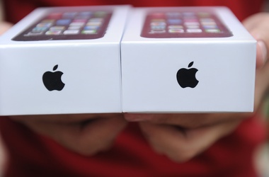 Американской компании Apple всего за три дня реализации новых моделей iPhone 5s и iPhone 5c удалось побить рекорд по продажам. Фото: AFP