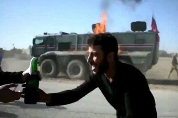 В Сирии подожгли российско-турецкий патруль.