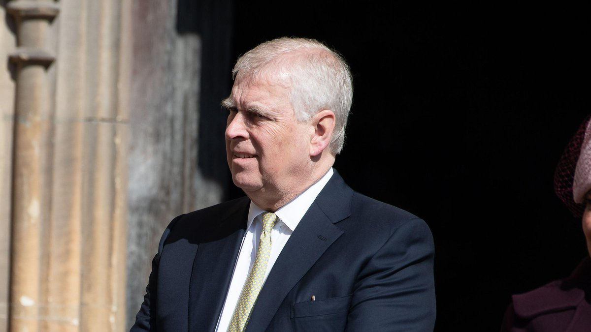 В Британии расследование в отношении брата короля и экс-посла может затянуться.