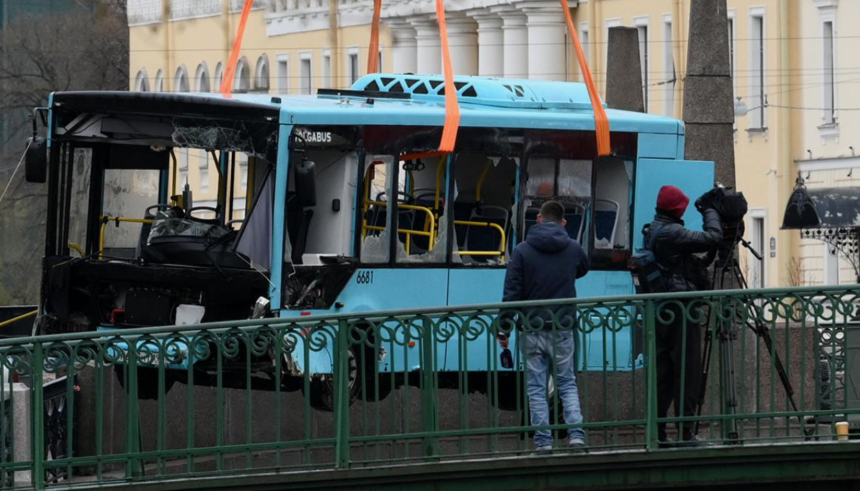 Появились кадры из салона утонувшего в Петербурге автобуса перед падением.