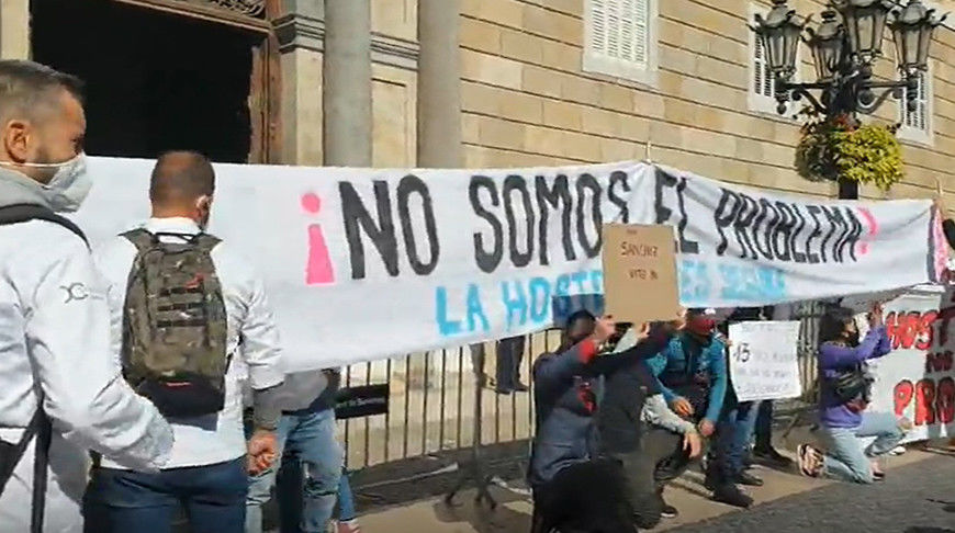 В Барселоне протестуют против закрытия баров и кафе.