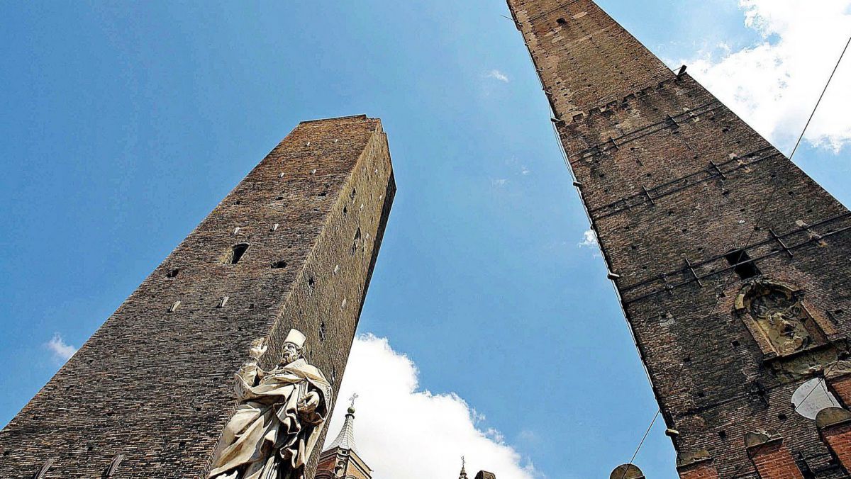 Poliția italiană a reținut un moldovean în timp ce vandaliza un monument simbolic din orașul Bologna. Foto: YouTube