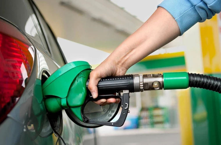 Prețul benzinei în Moldova scade sub 29 de lei pentru un litru.