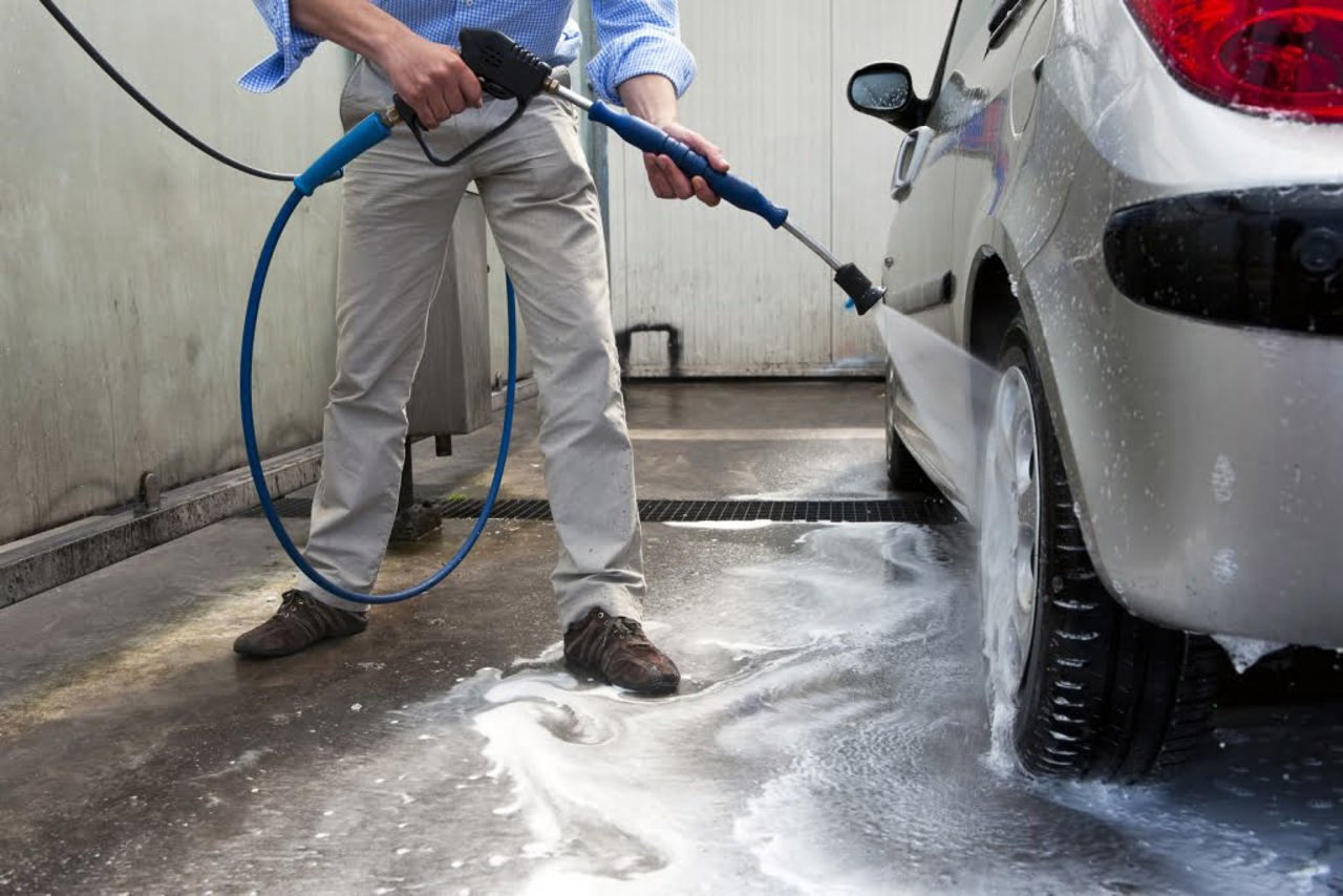 Zeci de spălătorii auto verificate într-o lună: Au fost aplicate amenzi de aproape un milion de lei.