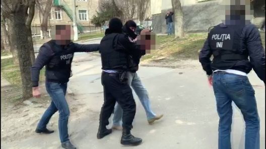 Сотрудники правоохранительных органов задержали мужчину, шантажировавшего гражданку Германии. 
