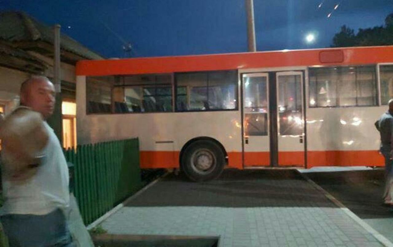 По словам владельцев дома, водитель пообещал, что все затраты на ремонт возместит страховая компания.