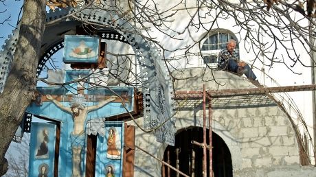 Hoţii au sustras sfânta împărtaşanie și câteva obiecte de cult, printre care două cruci. Foto: publika.md