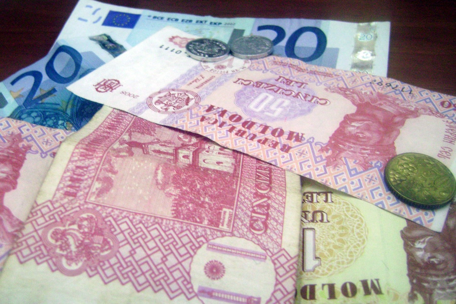 К евро курс в ряде пунктов продажи уже превысил 19 леев.